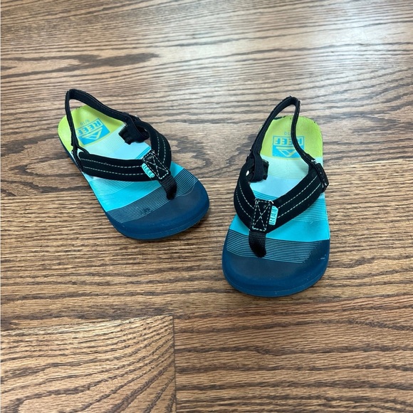 9/10 little kid reef flip flops - Picture 1 of 4